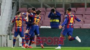 Ousmane Dembelé celebra con sus compañeros su gol en el partido de LaLiga entre el FC Barcelona y el Valladolid disputado en el Camp Nou.