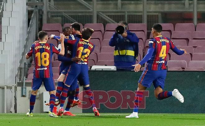 Ousmane Dembelé celebra con sus compañeros su gol en el partido de LaLiga entre el FC Barcelona y el Valladolid disputado en el Camp Nou.