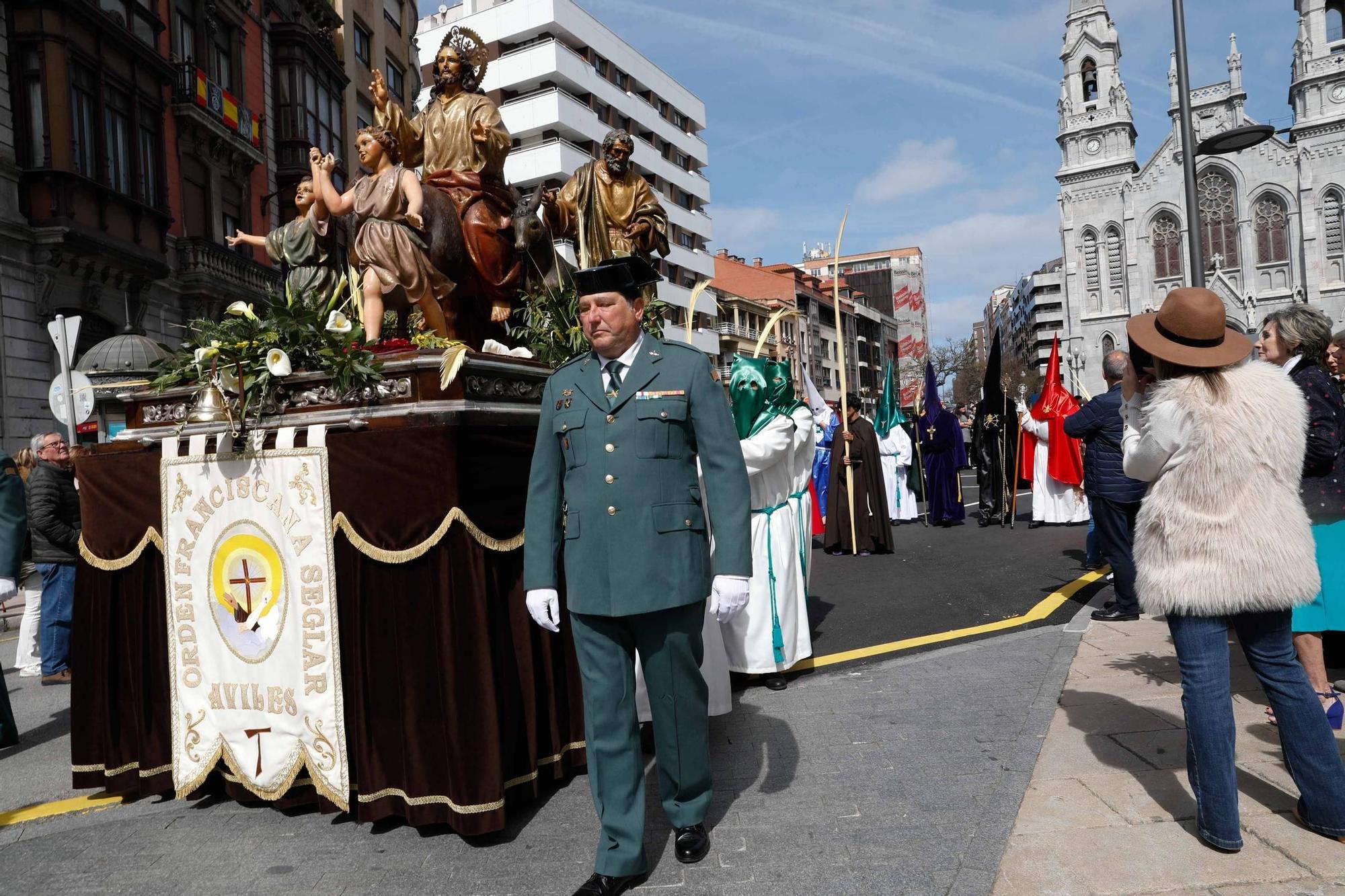 Multitudinaria bendición de ramos y procesión de La Borriquilla en Avilés