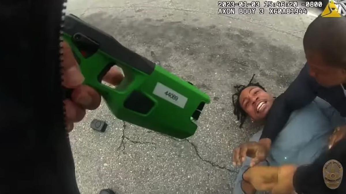 Mor el cosí de la fundadora de ‘Black Lives Matter’ després de ser electrocutat per la policia amb una Taser