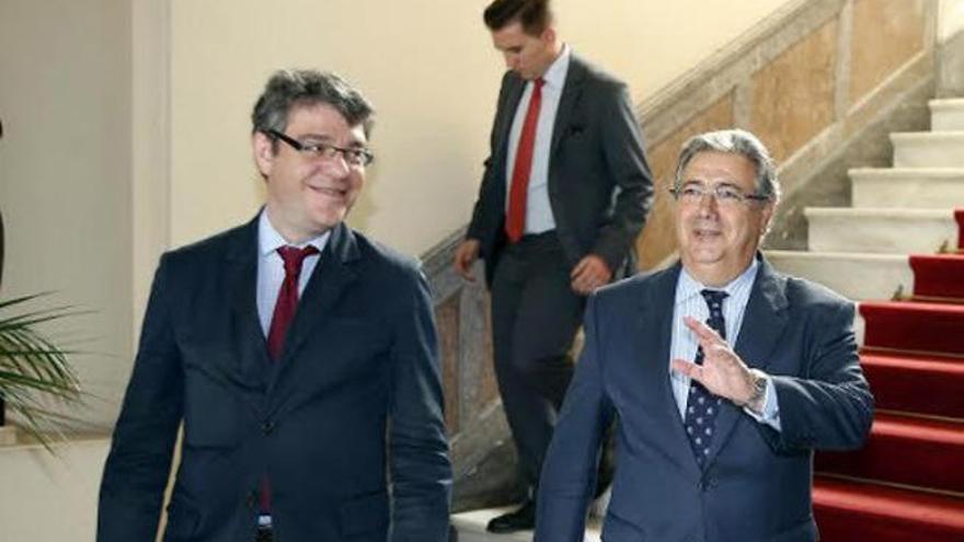 Juan Ignacio Zoido con Álvaro Nadal, ministro de Energía, Turismo y Agenda Digital.