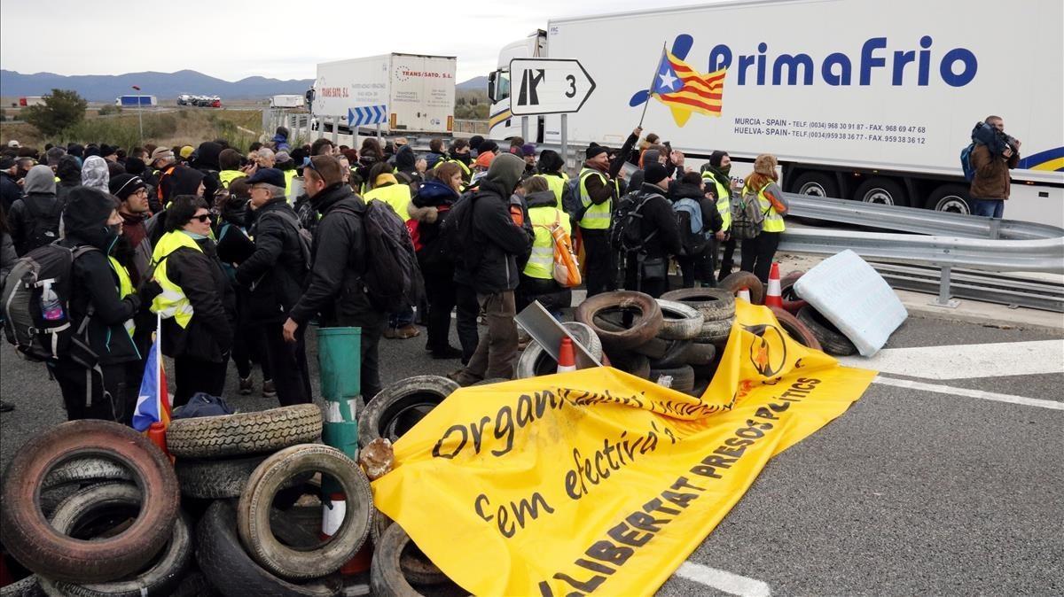 zentauroepp42684354 camions sortint de l autopista despr s que reobrissin la sor180327121441