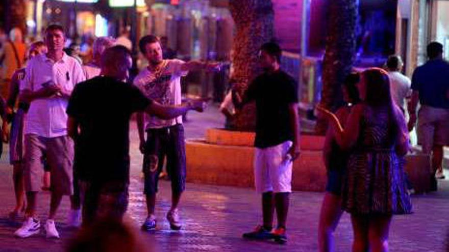 Una de las calles conflictivas de pubs en Benidorm.