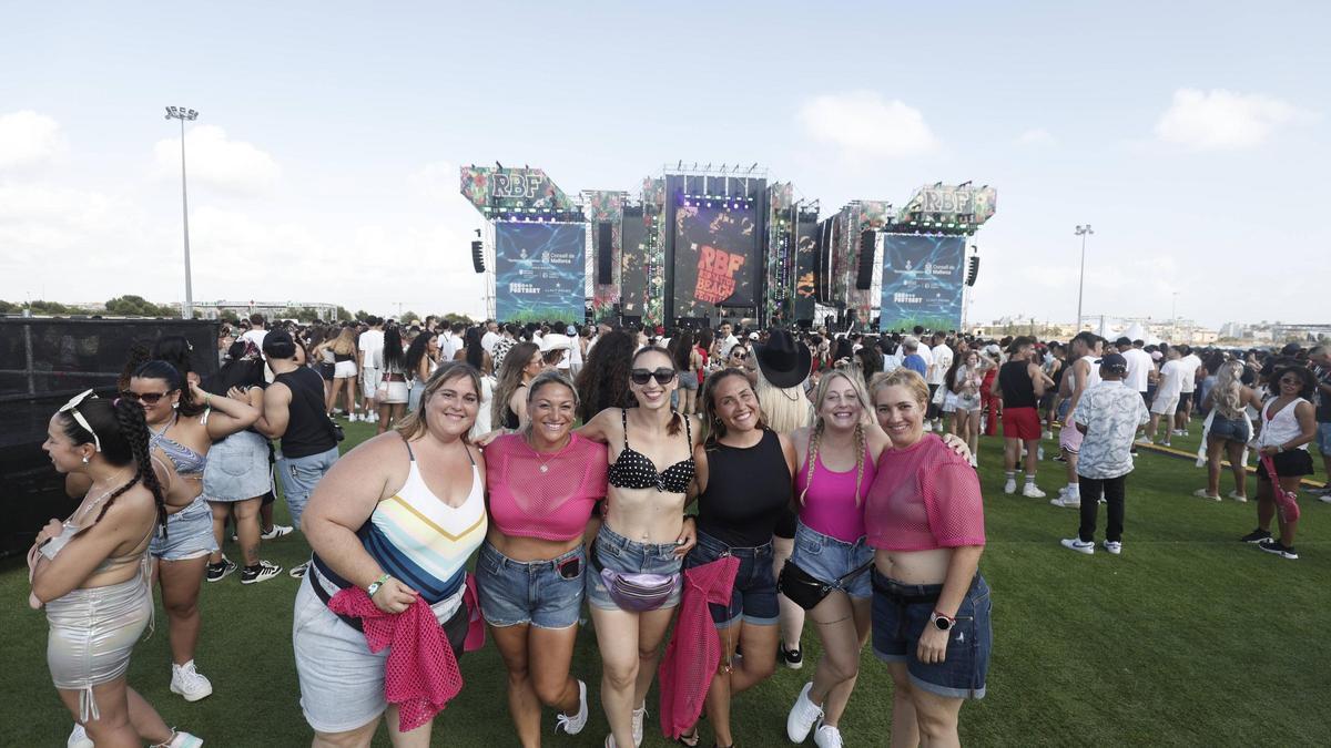 Las imágenes del primer día del Reggaeton Beach Festival 2025
