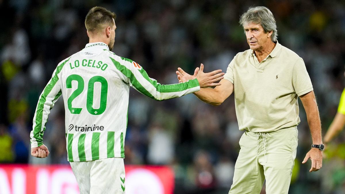 Manuel Pellegrini, entrenador del Real Betis, y Giovani Lo Celso del Real Betis gesticulan durante el partido de fútbol de la liga española, LaLiga EA Sports, jugado entre el Real Betis y el RCD Espanyol de Barcelona en el estadio Benito Villamarín el 29 de septiembre de 2024, en Sevilla, España.