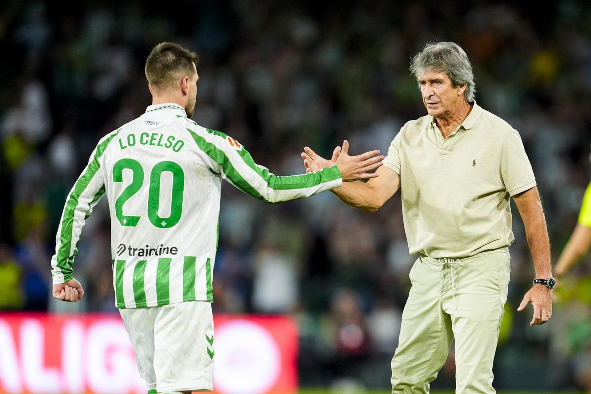 Manuel Pellegrini, entrenador del Real Betis, y Giovani Lo Celso del Real Betis gesticulan durante el partido de fútbol de la liga española, LaLiga EA Sports, jugado entre el Real Betis y el RCD Espanyol de Barcelona en el estadio Benito Villamarín el 29 de septiembre de 2024, en Sevilla, España.