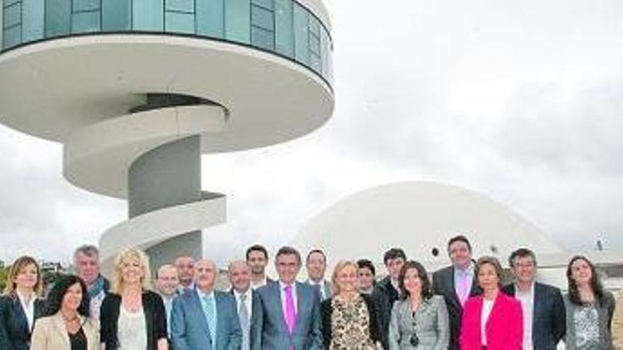 Los candidatos del PP se retratan ante el Niemeyer