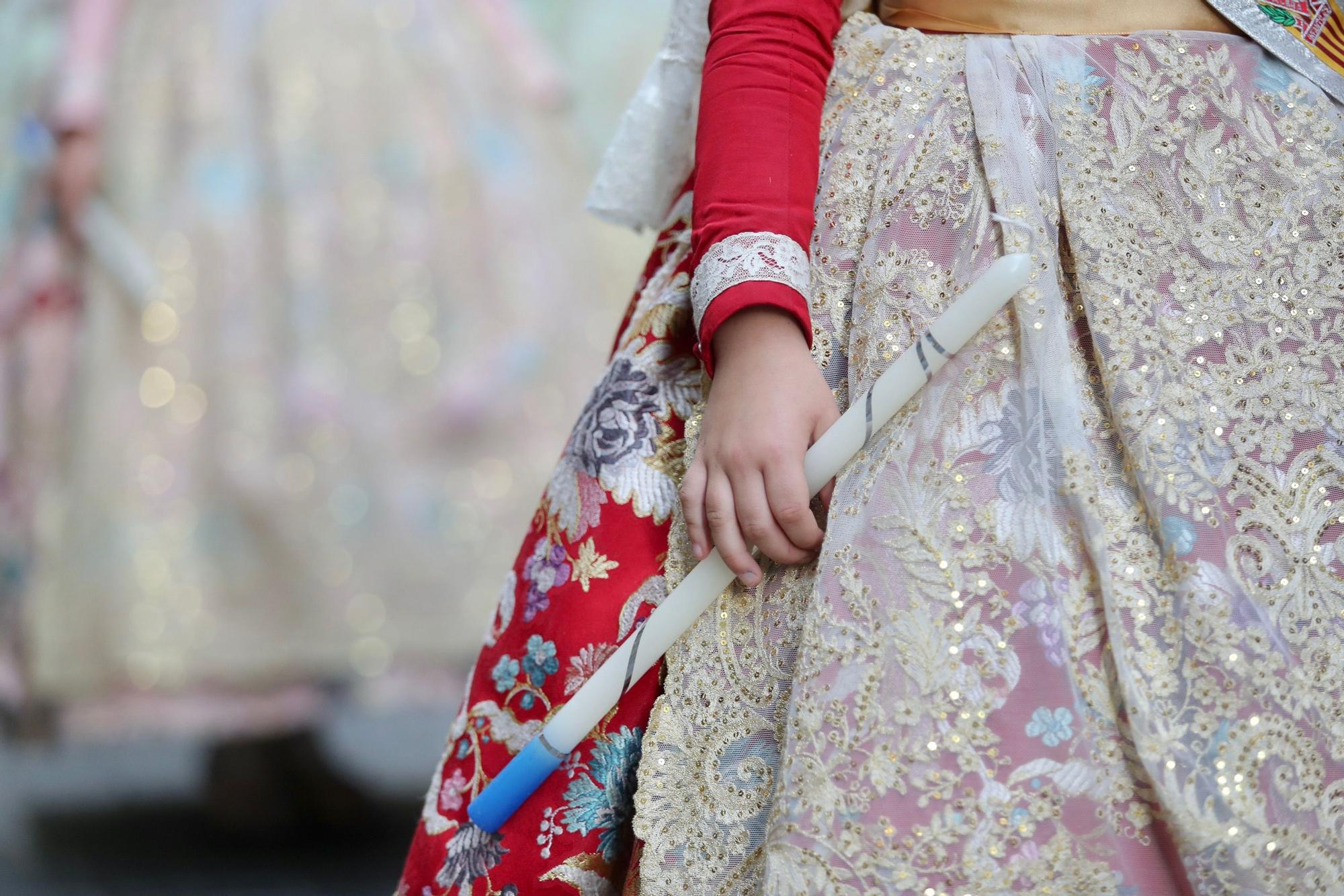 La calle San Vicente acoge la procesión "dels Xiquets" con tres generaciones falleras