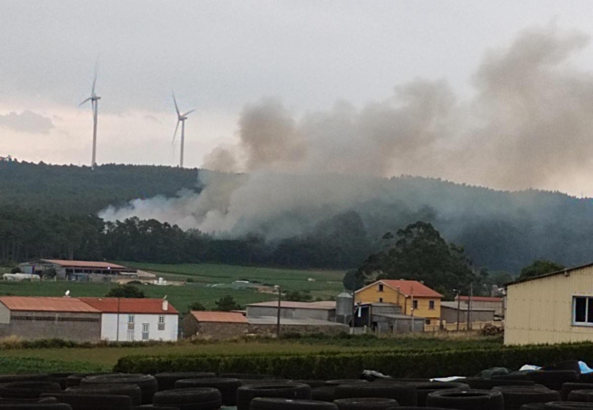 Uno de los primeros fuegos se registró en la parroquia de Salto, en Vimianzo.