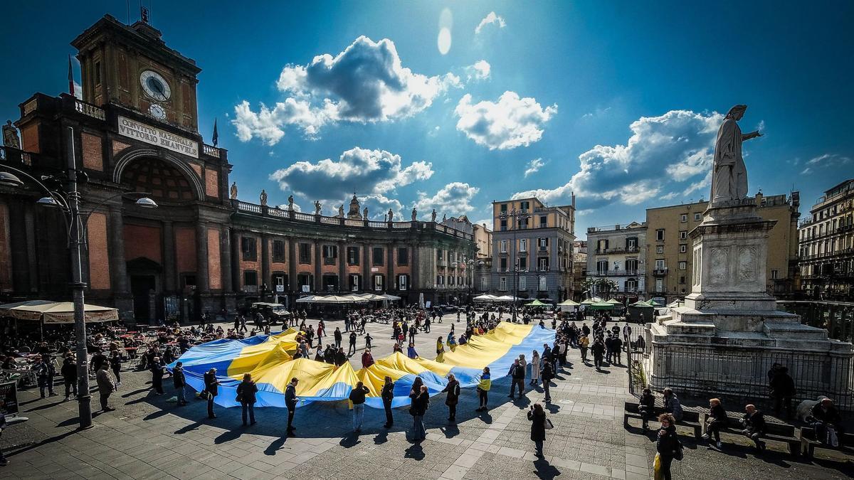 La comunidad ucraniana residente en Nápoles , Italia, protesta contra la invasión rusa de su país