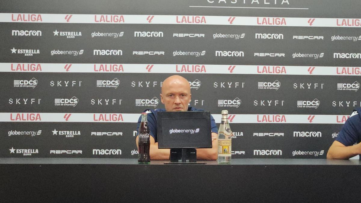 Dick Schreuder en la rueda de prensa previa al Castellón-Racing de Santander.