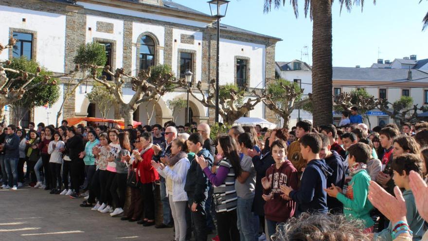 Concentración en Tapia en solidaridad con las víctimas del atentado de París