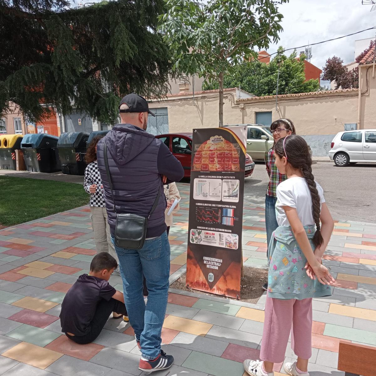 Actividad en la calle del colegio Santísima Trinidad.