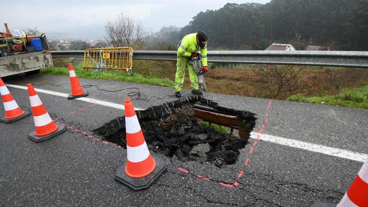 Personal de Carreteras trabaja en el arreglo del socavón.