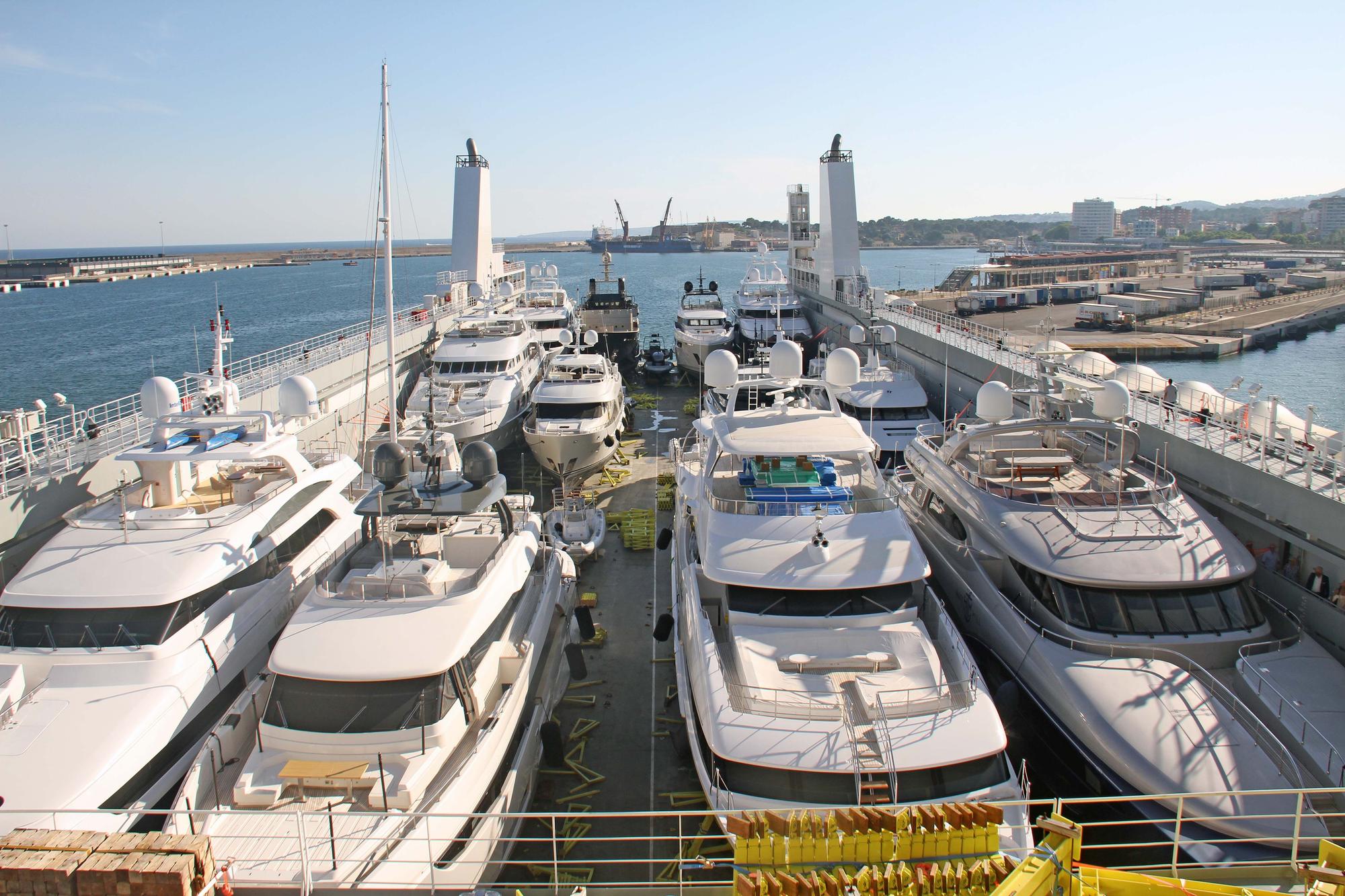 Cubierta del Yacht Servant con todos los yates estibados en él