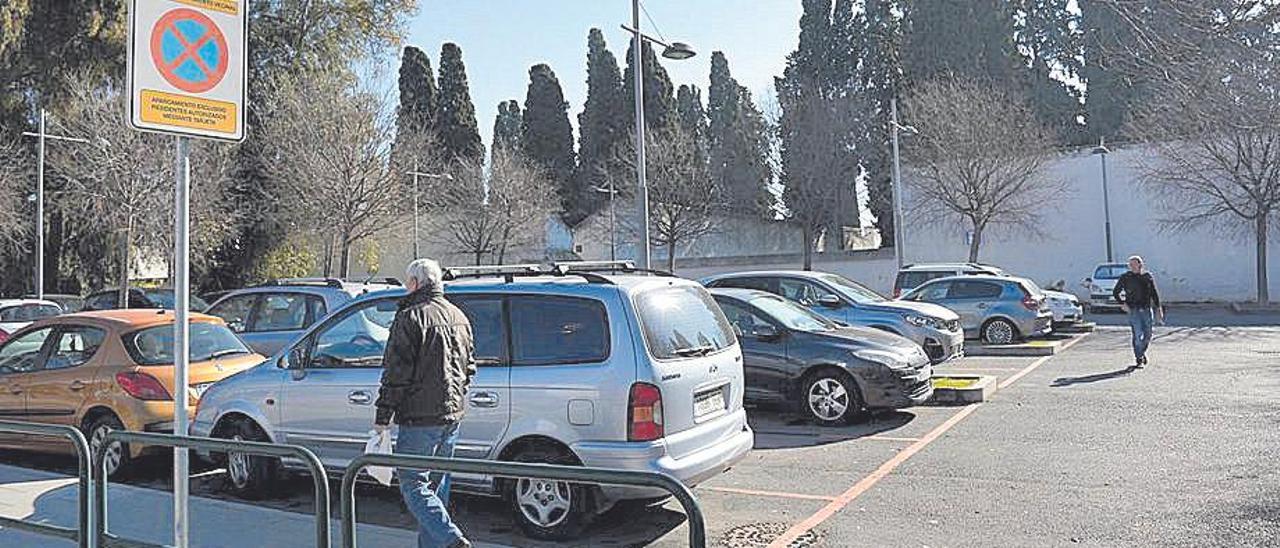 Aparcamiento para vecinos junto al cementerio de San Rafael.