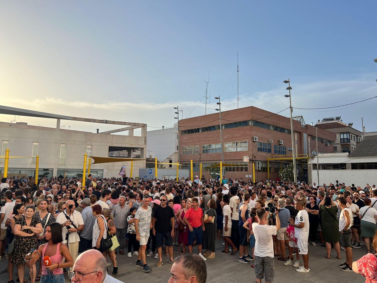 Asistentes a la concentración en la Plaza del Ayuntamiento de Torre Pacheco.
