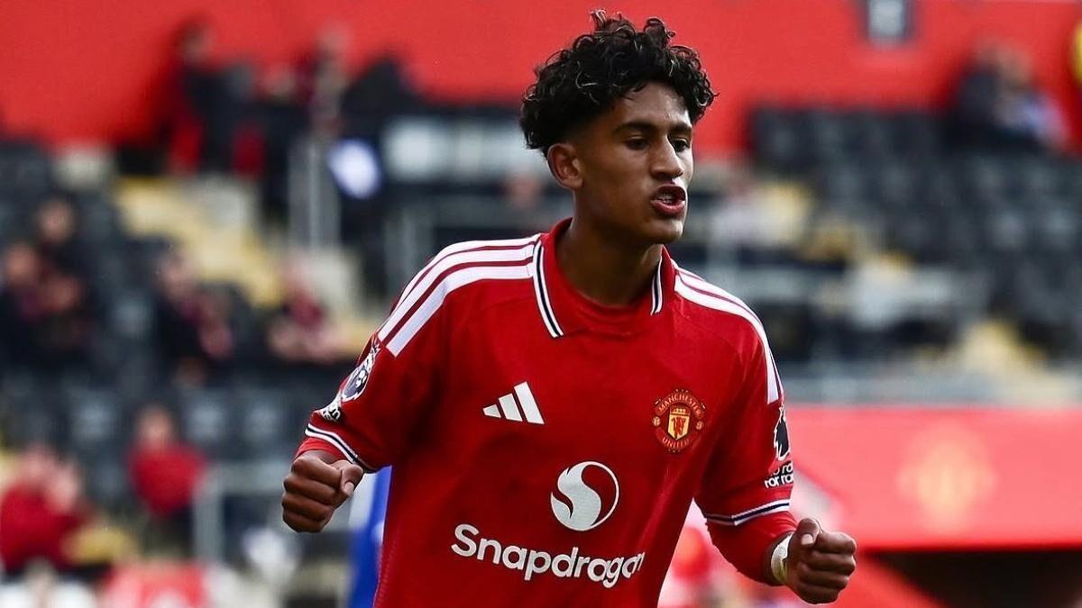 JJ Gabriel, en una acción con el Manchester United