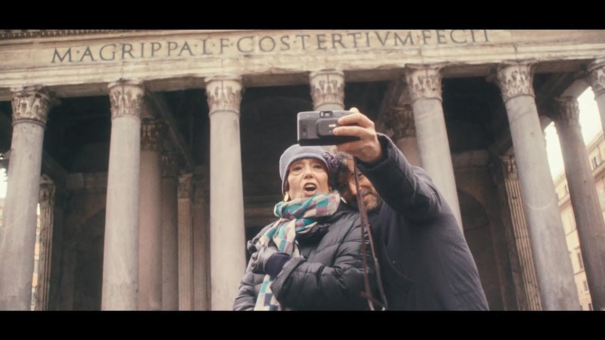 Maruja y Jordi frente al Panteón de Agrippa.