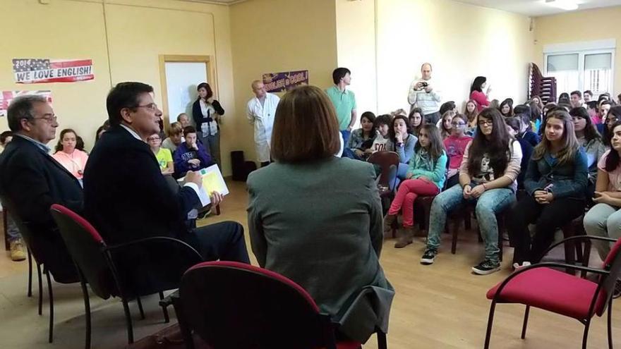 El alcalde, Ángel Riego, y Sanjurjo, respondiendo ayer a los alumnos de Candás.