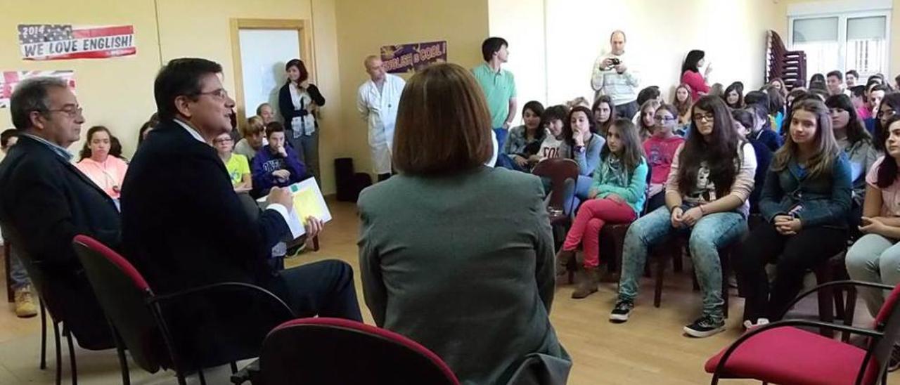 El alcalde, Ángel Riego, y Sanjurjo, respondiendo ayer a los alumnos de Candás.