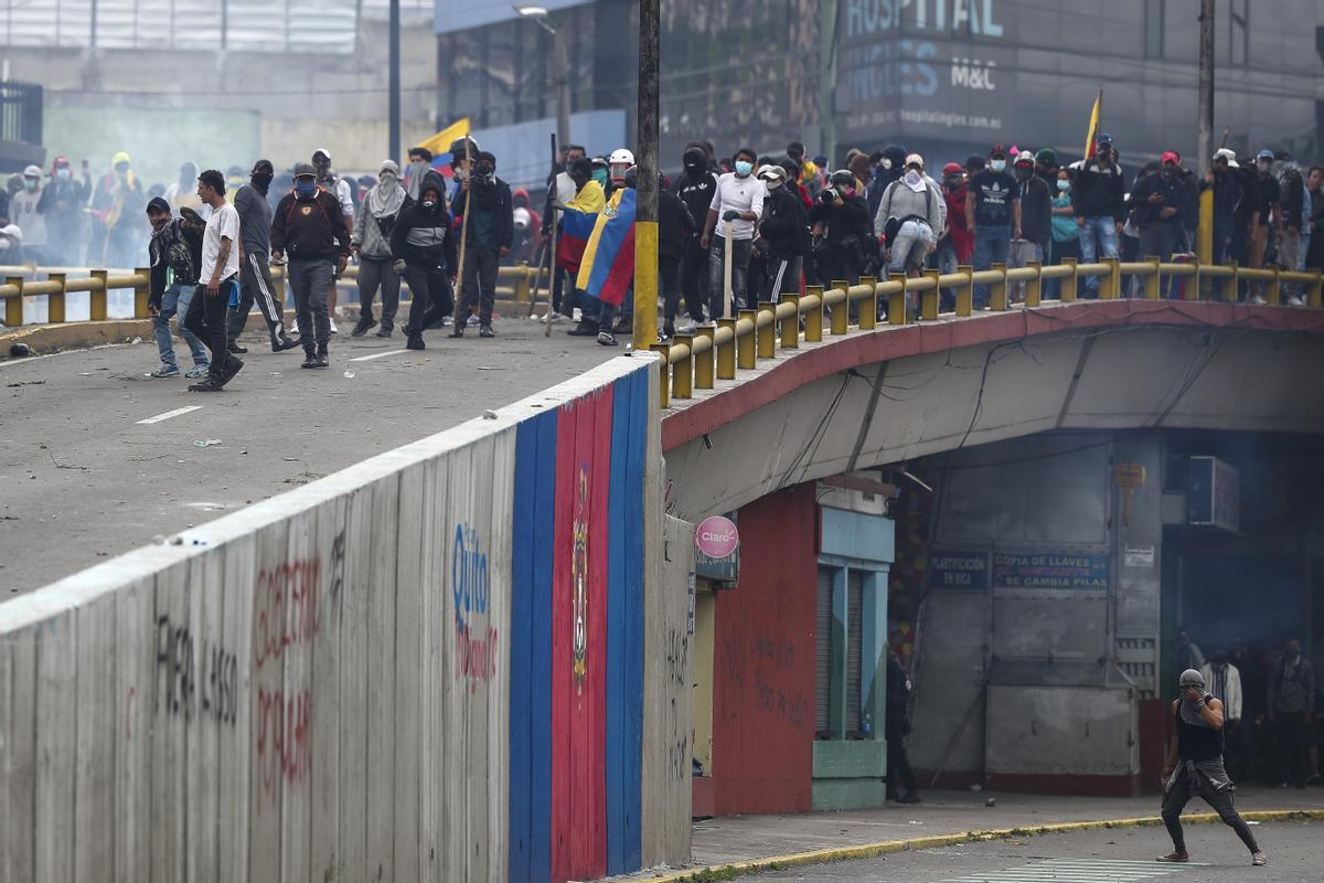 Manifestantes indígenas marchan por Quito exigiendo concesiones al presidente Lasso