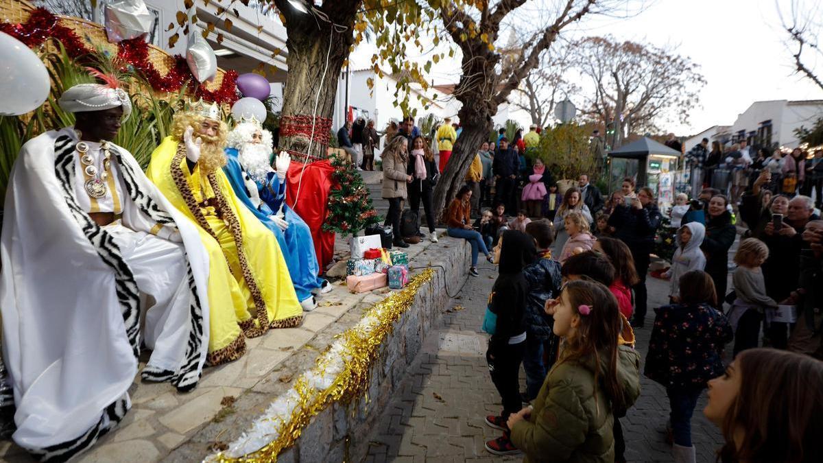 Los Reyes Magos saludan a niños en Sant Joan en una imagen de archivo