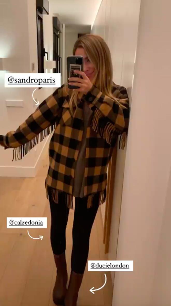 María Pombo apuesta por un look de básicos y una chaqueta camisera de cuadros