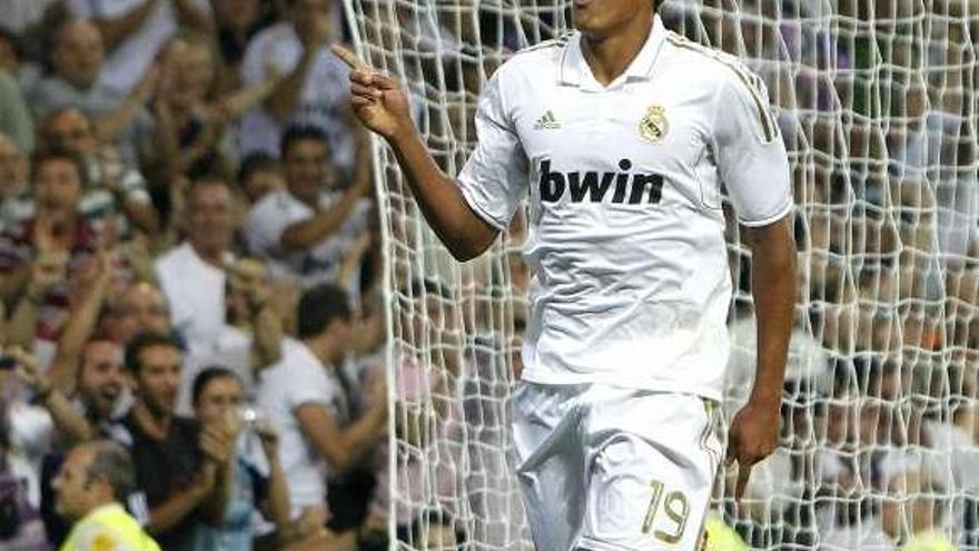 Varane celebra un gol en un partido con el Real Madrid. // Efe