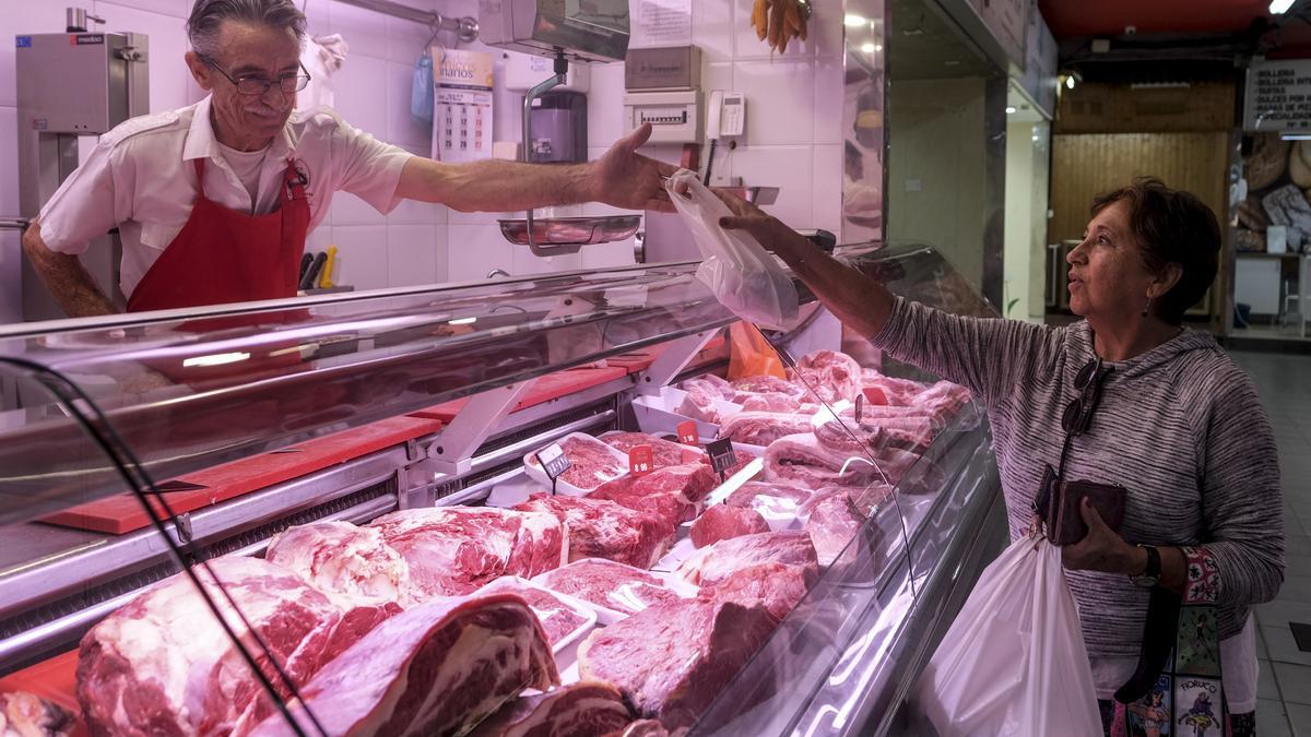 Compras en la Carnicería Guerra en el Mercado Altavista, Gran Canaria.