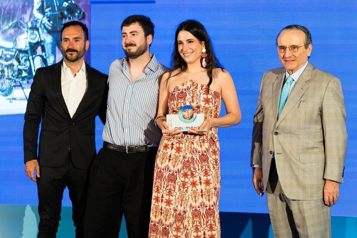 Javier Moll, presidente de Prensa Ibérica, ofreció un recuerdo a los hijos de Pepe Barba en homenaje al periodista