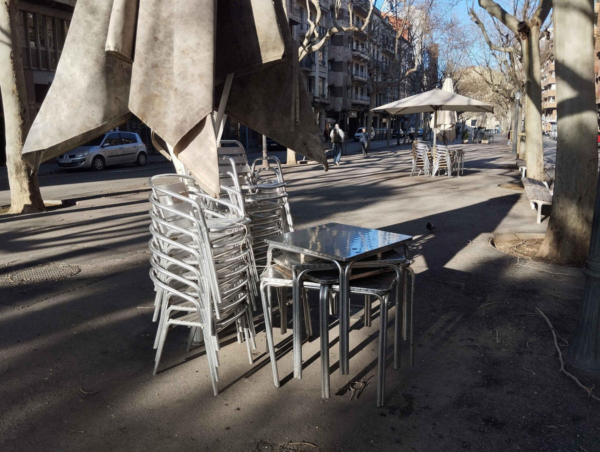 Cadires de terrasses del passeig plegades