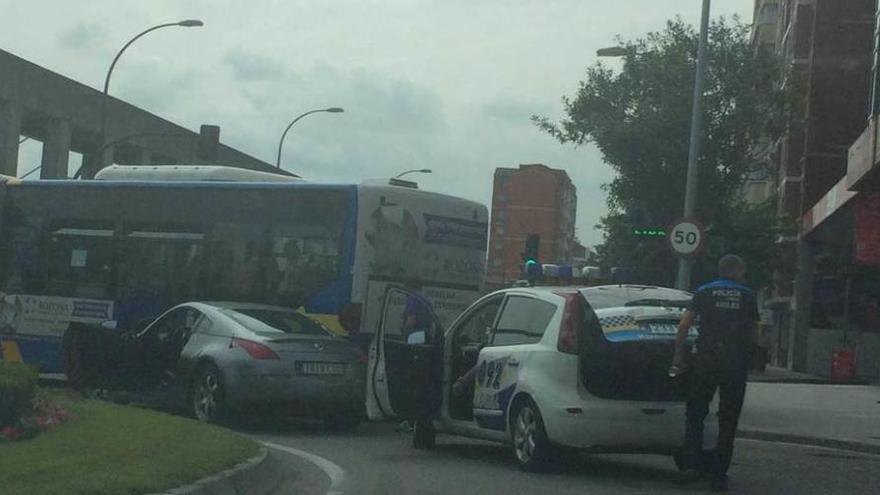 Un turismo y un autobús colisionan en Los Telares