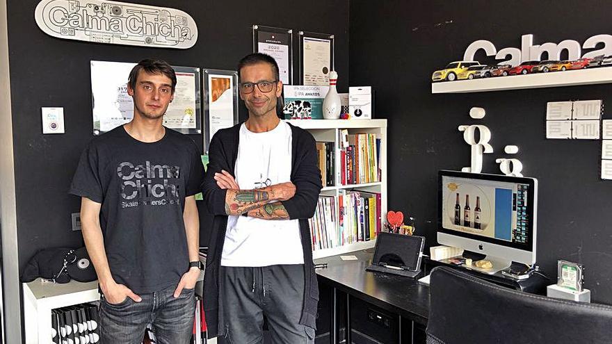 Javier Garduño (con gafas) e Israel García, en el estudio.