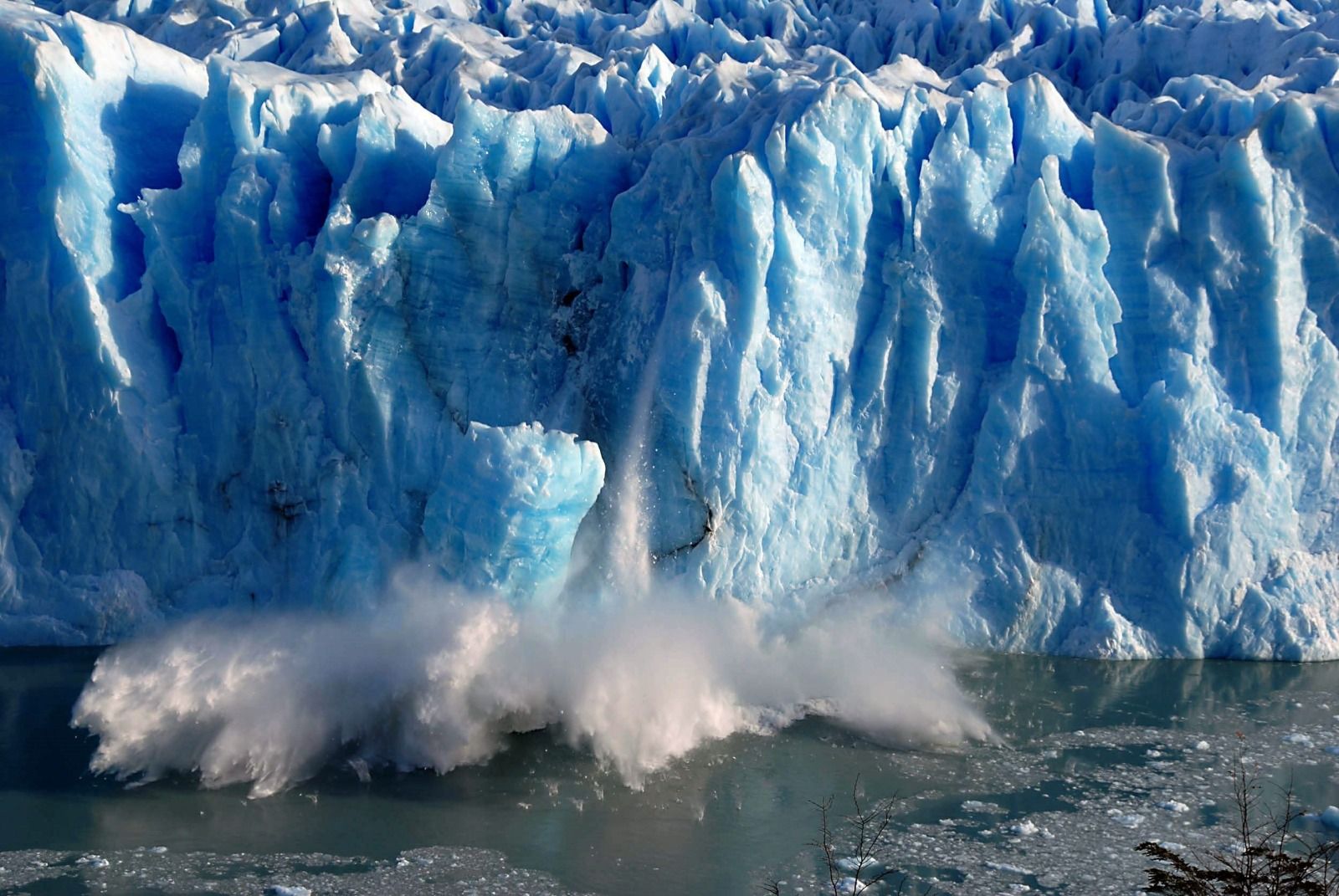 Grandes bloques de hielo caen sobre el Canal de los Témpanos el 7 de julio de 2008, en Santa Cruz (Argentina) causados por la grieta generada por la presión del agua, en el dique natural formado en el glaciar Perito Moreno entre el brazo Rico y el Lago Argentino, en el Parque Nacional Los Glaciares.