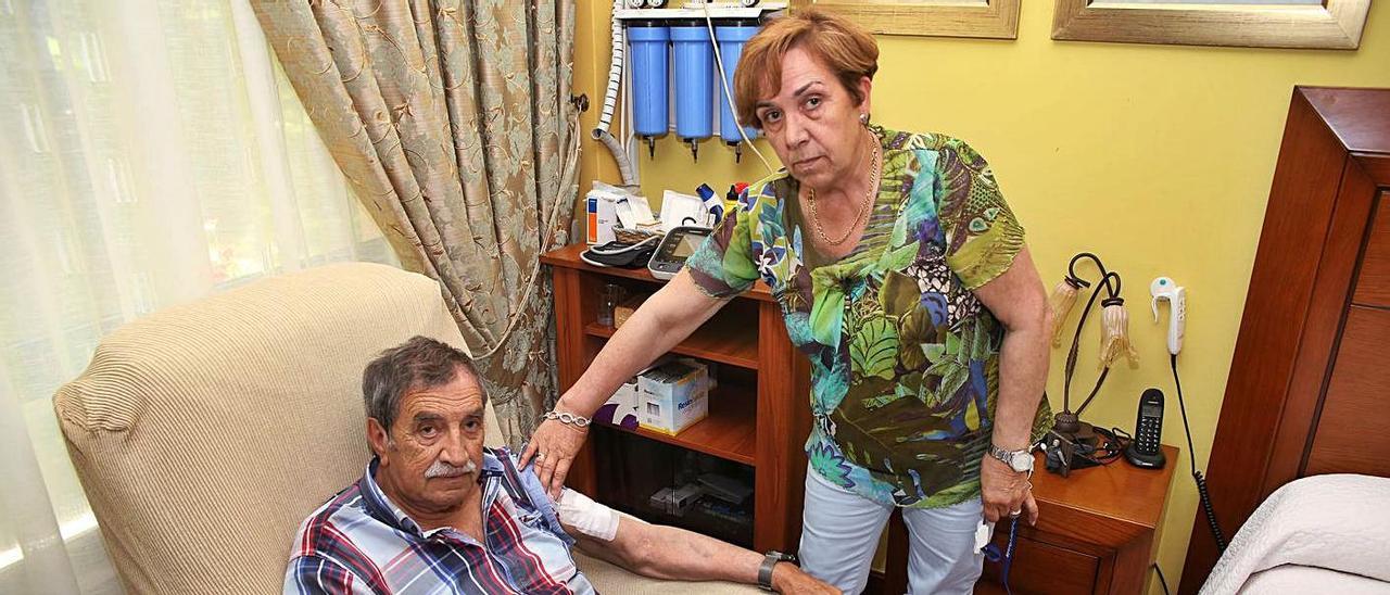 Santiago Seijas y Cruz Riádigos en la habitación de su casa donde realizaba la diálisis.   | // BERNABÉ/ANA AGRA