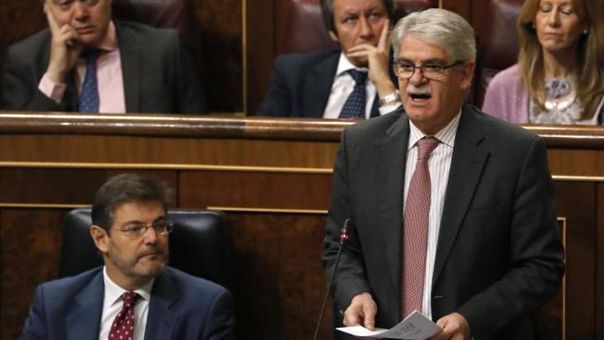 Dastis: ''Irse fuera de España, enriquece''