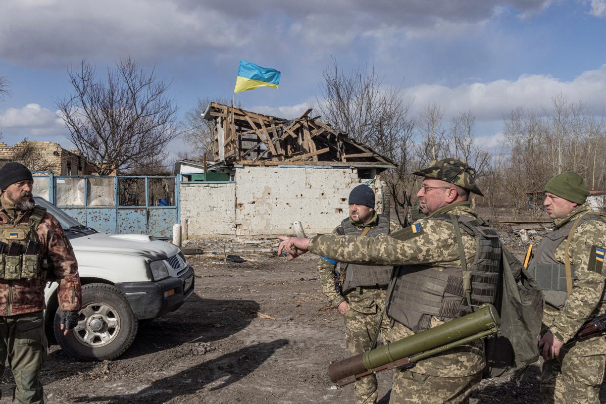 Militares ucranianos se paran en el pueblo de Lukyanivka en las afueras de Kiev, mientras continúa la invasión rusa de Ucrania.