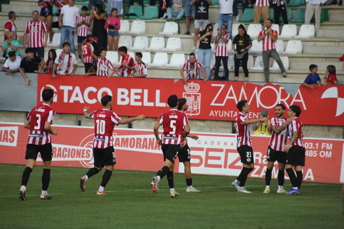 El Zamora CF celebra el gol ante el Athletic B