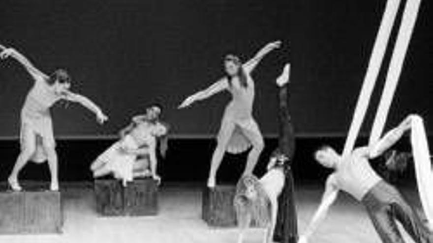 El espectáculo ´Esclavos´ fusiona danza, acrobacias y patinaje