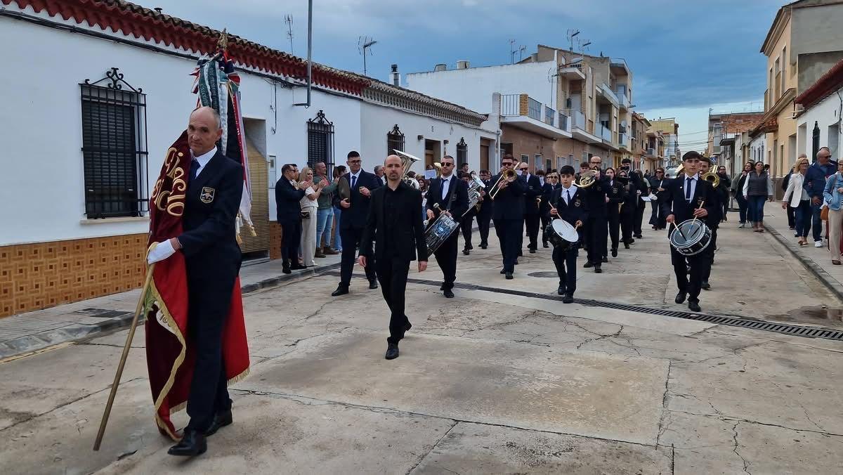 Desfile de las bandas por la calles de Massalavés.
