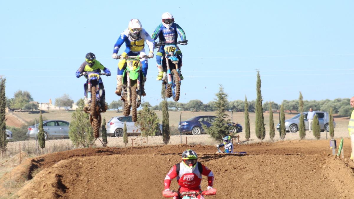 Participantes en una prueba de motocross.