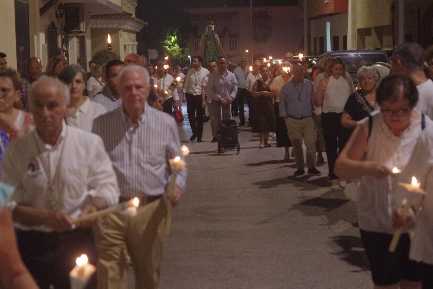 Traslado con antorchas de la Virgen de las Cañas a la parroquia de Nuestra Señora de los Dolores, en el Puerto de la Torre