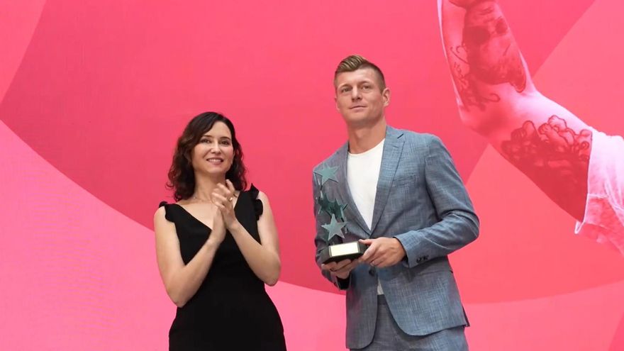 Toni Kroos recoge el premio Siete Estrellas de la Comunidad de Madrid junto a Isabel Díaz Ayuso.