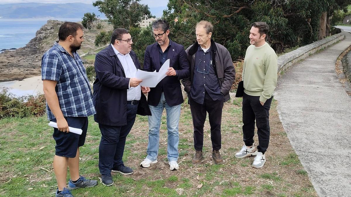 Francisco Pérez, segundo esquerda, e Luís Oujo, terceiro, no acto de replanteo das obras.