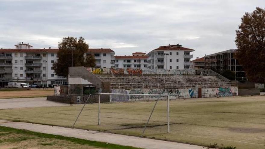 Estat actual dels camps de futbol del barri dels Pins de Blanes.