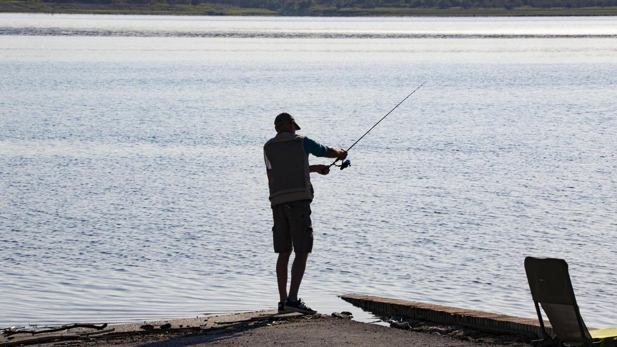 Un pescador en el embalse de Bellús.