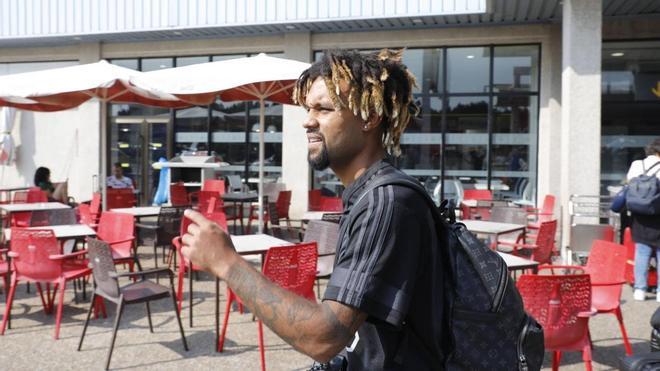 Konrad de la Fuente llega a Gijón para fichar por el Sporting: "Estoy contento"