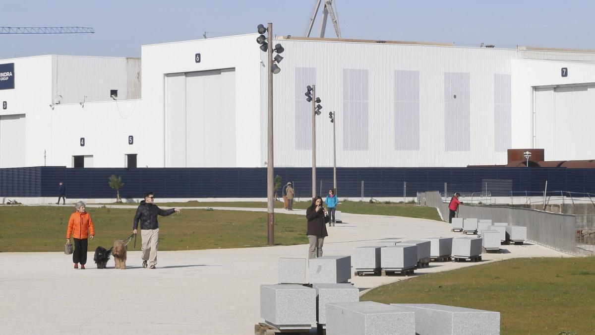 Los gijoneses encantados con los bancos de Naval: “quedó muy guapo, hacía falta”