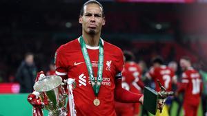 Virgil van Dijk posa con el trofeo de la Carabao Cup, la medalla de campeón y el trofeo al mejor jugador de la final.